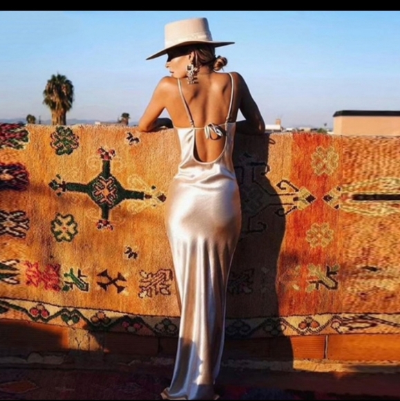 Curve hugging Gold slinky backless dress - Picture 6 of 8